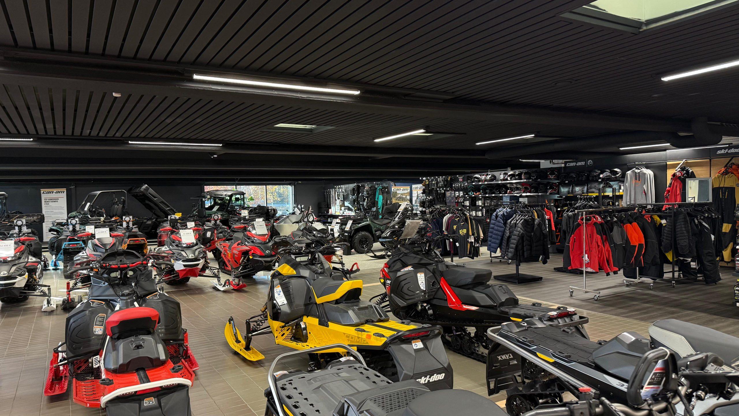 Moottorikelkat liikkeessä